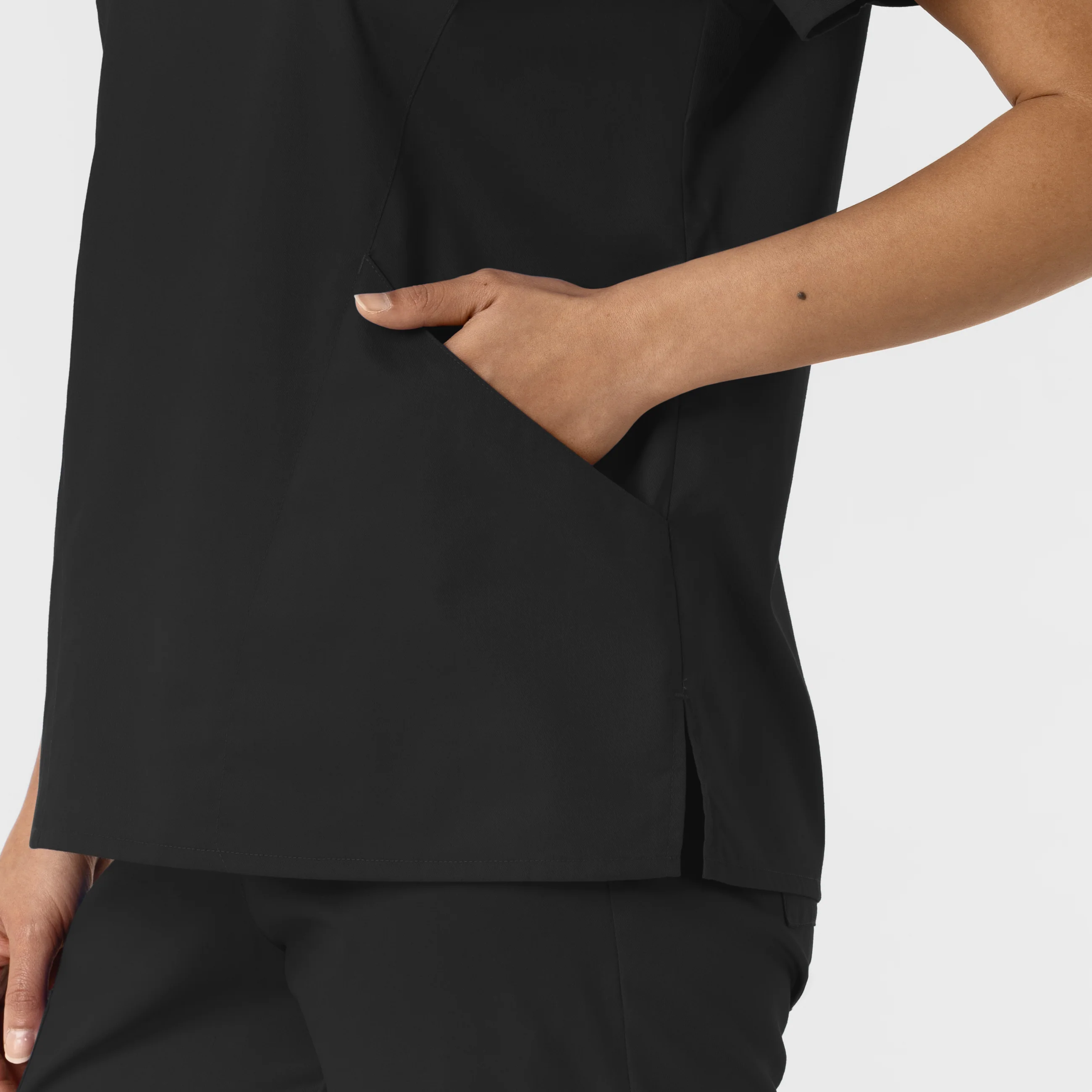 WORK Women's Curved V-Neck Scrub Top - Black - Image 8
