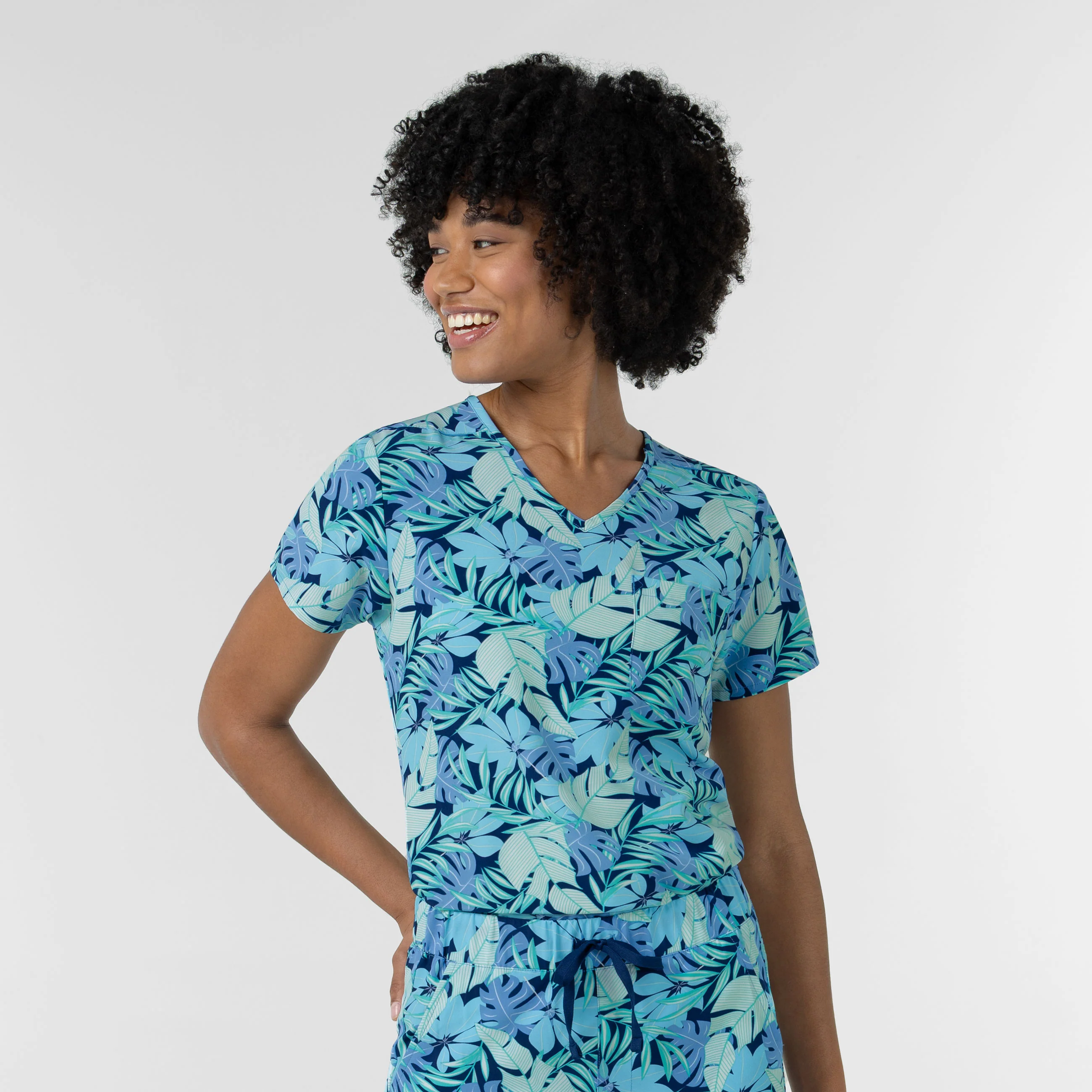 Women's 1-Pocket Tuck-in Print Scrub Top - Breezy Palms