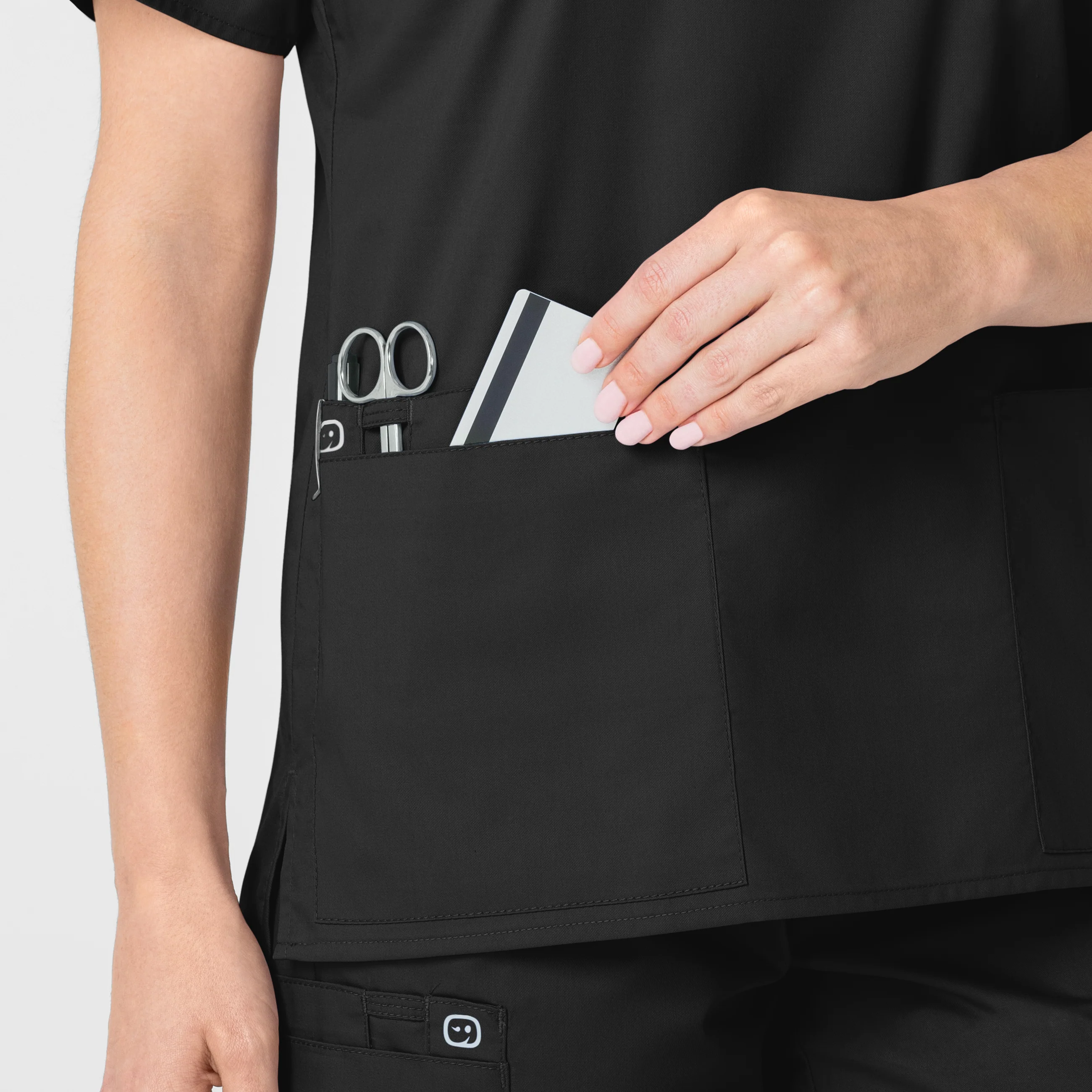 WonderWORK Women's V-Neck Scrub Top - Black - Image 7